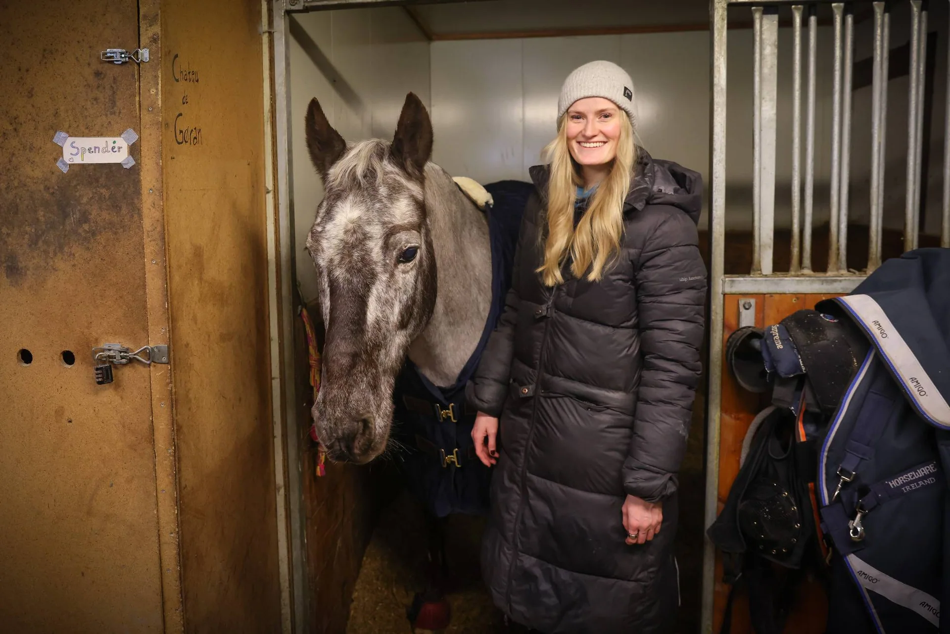 Kamilla Celine Magnussen og hesten Tosca står sammen i stallen.