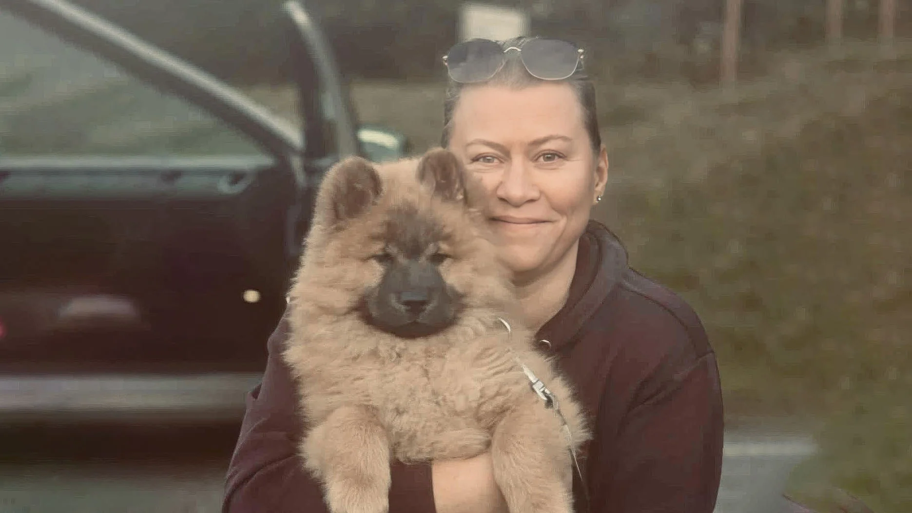Eca B. Karim og hunden Leo.