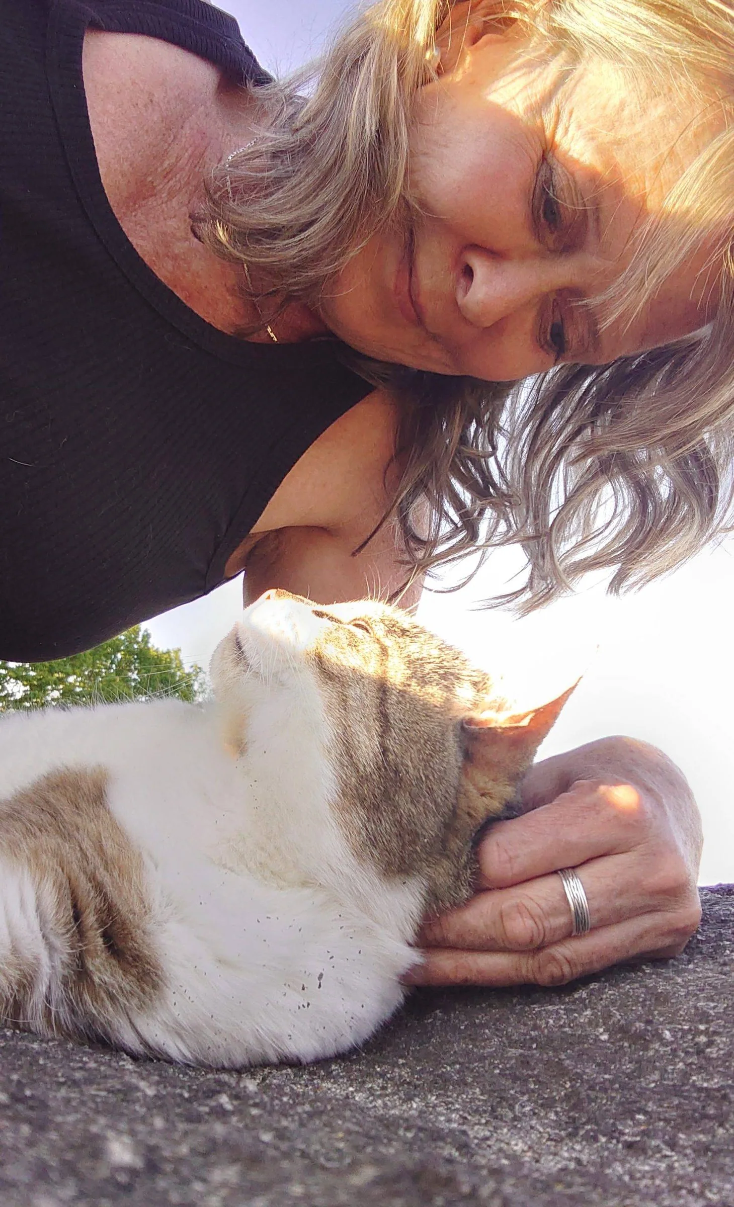 Hege Margrethe Stenberg og katten Timmi.