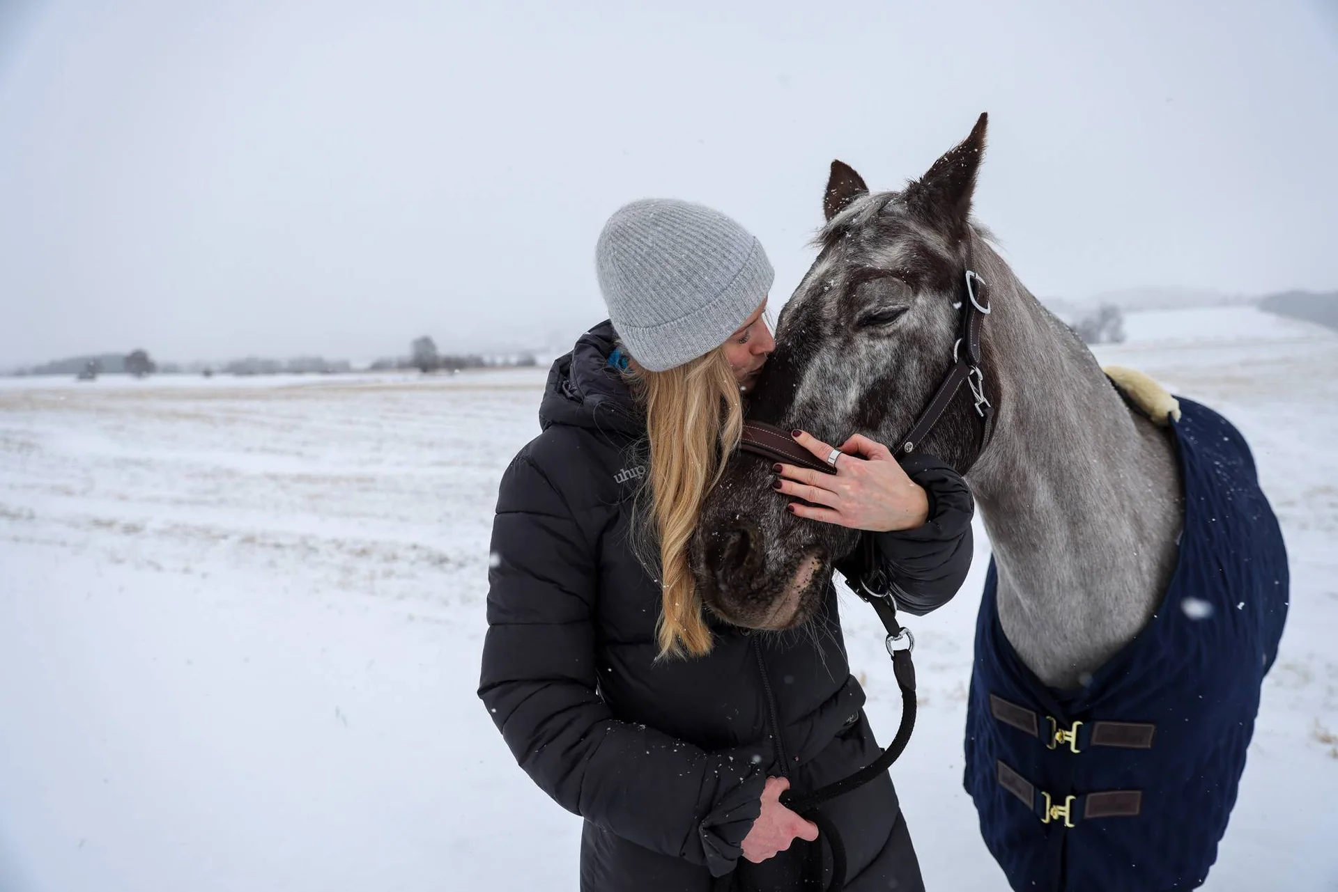 Kamilla Celine Magnussen og hesten Tosca står sammen i vinterlandskap.