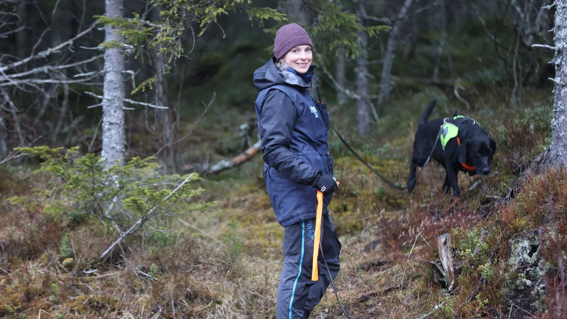 Hundeførerelev Marie Berntsen og redningshund-elev Leo er klar til å følge spor gjennom skogen.
