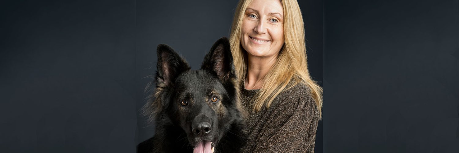 Foto viser Christine Olsen og hunden Gråmanns Apollo