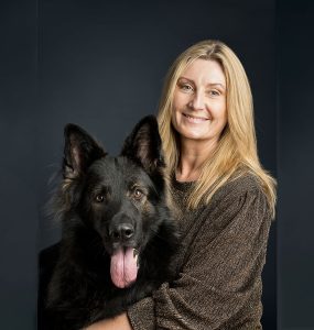 Foto viser Christine Olsen og hunden Gråmanns Apollo