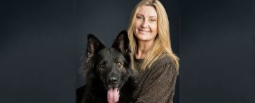 Foto viser Christine Olsen og hunden Gråmanns Apollo