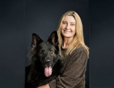 Foto viser Christine Olsen og hunden Gråmanns Apollo