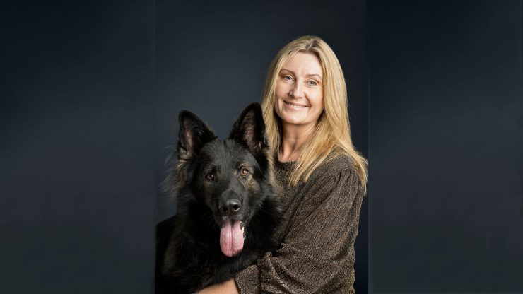 Foto viser Christine Olsen og hunden Gråmanns Apollo