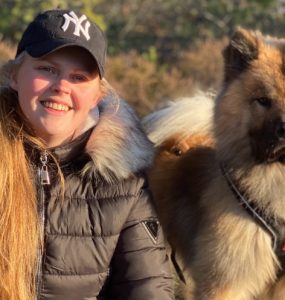 Susanne Reiersen og hunden Herman.