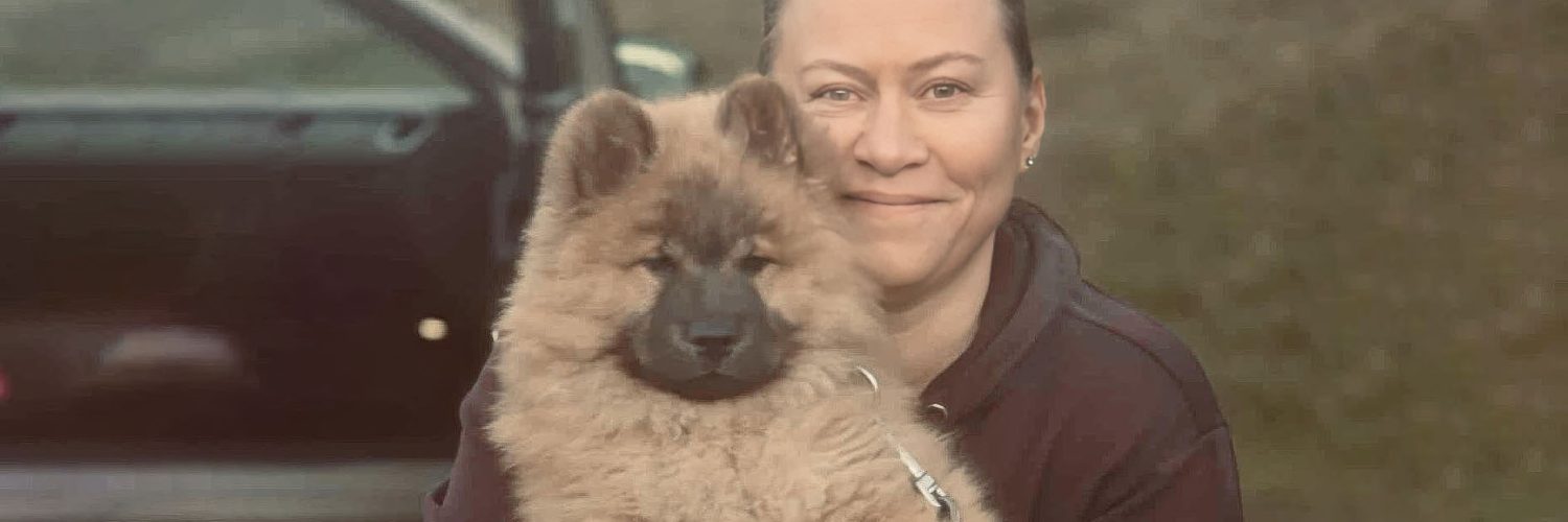 Eca B. Karim og hunden Leo.
