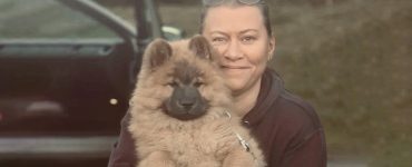Eca B. Karim og hunden Leo.