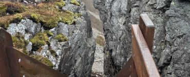 Bratt tretapp som fører ned en fjellside.