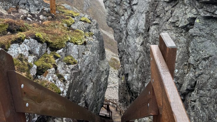 Bratt tretapp som fører ned en fjellside.