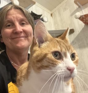 Maylin Gabrielsen og katten Pico.
